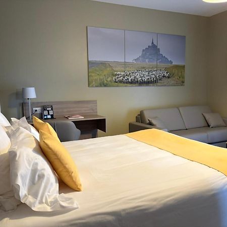 Hotel Restaurant Les 13 Assiettes Le Val-Saint-Pere ภายนอก รูปภาพ