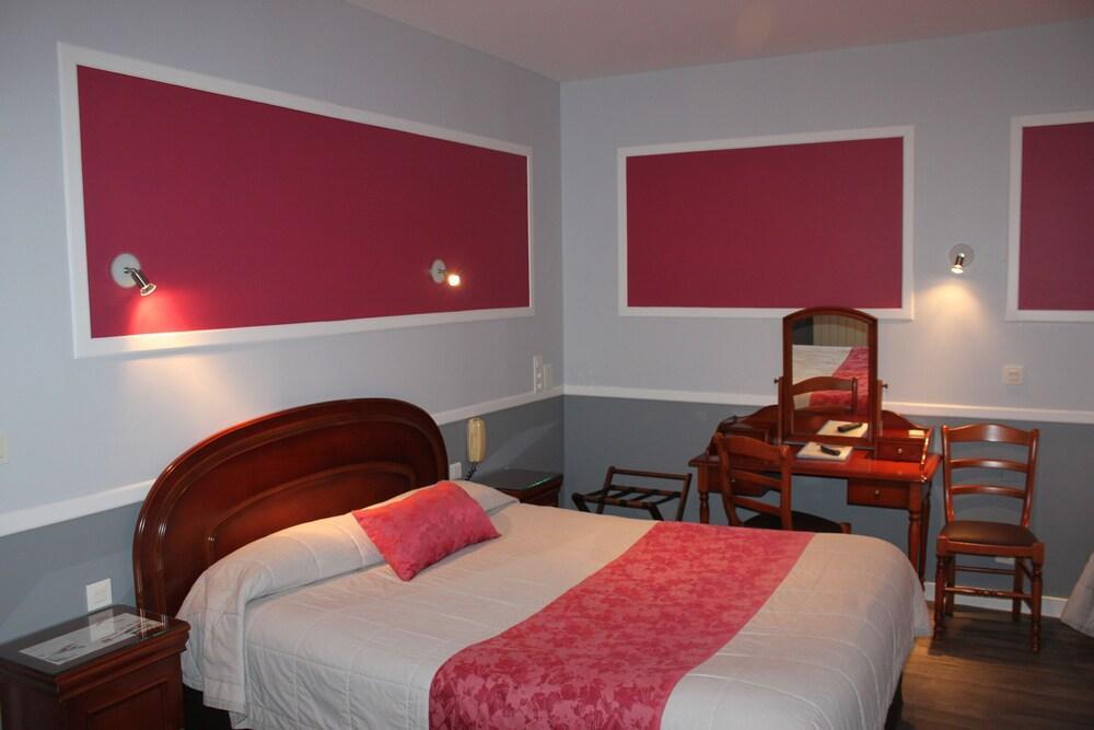 Hotel Restaurant Les 13 Assiettes Le Val-Saint-Pere ภายนอก รูปภาพ