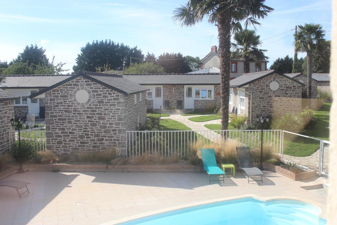 Hotel Restaurant Les 13 Assiettes Le Val-Saint-Pere ภายนอก รูปภาพ