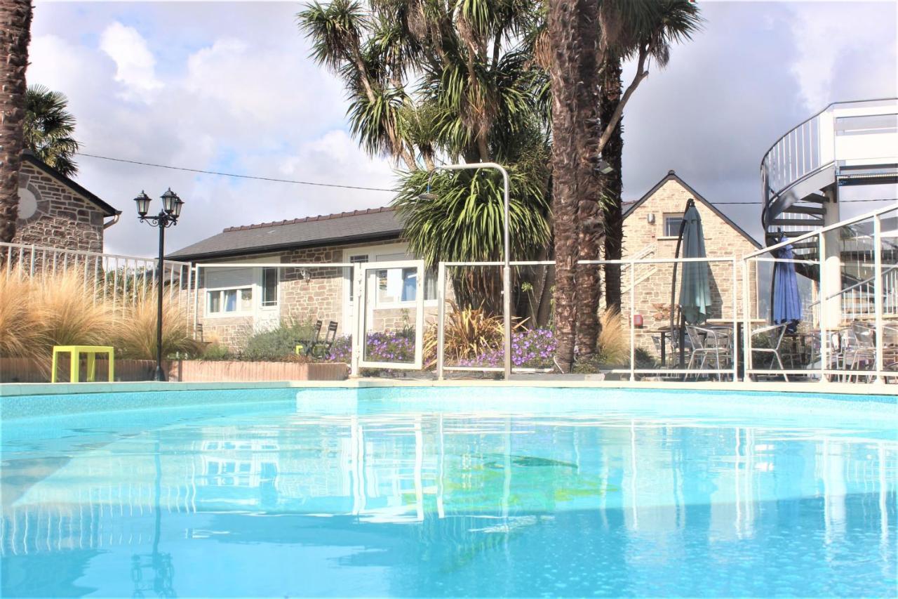 Hotel Restaurant Les 13 Assiettes Le Val-Saint-Pere ภายนอก รูปภาพ