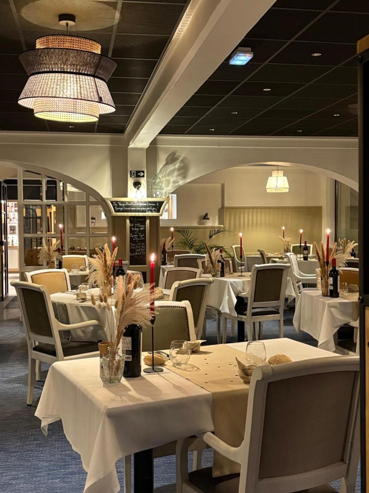 Hotel Restaurant Les 13 Assiettes Le Val-Saint-Pere ภายนอก รูปภาพ
