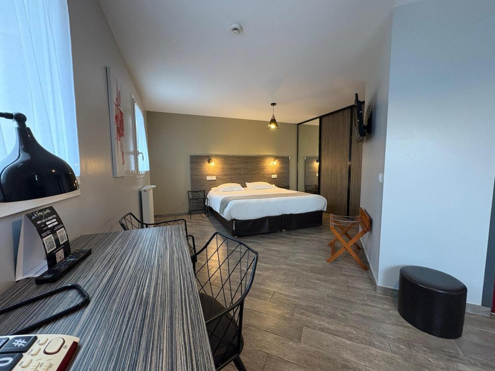 Hotel Restaurant Les 13 Assiettes Le Val-Saint-Pere ภายนอก รูปภาพ