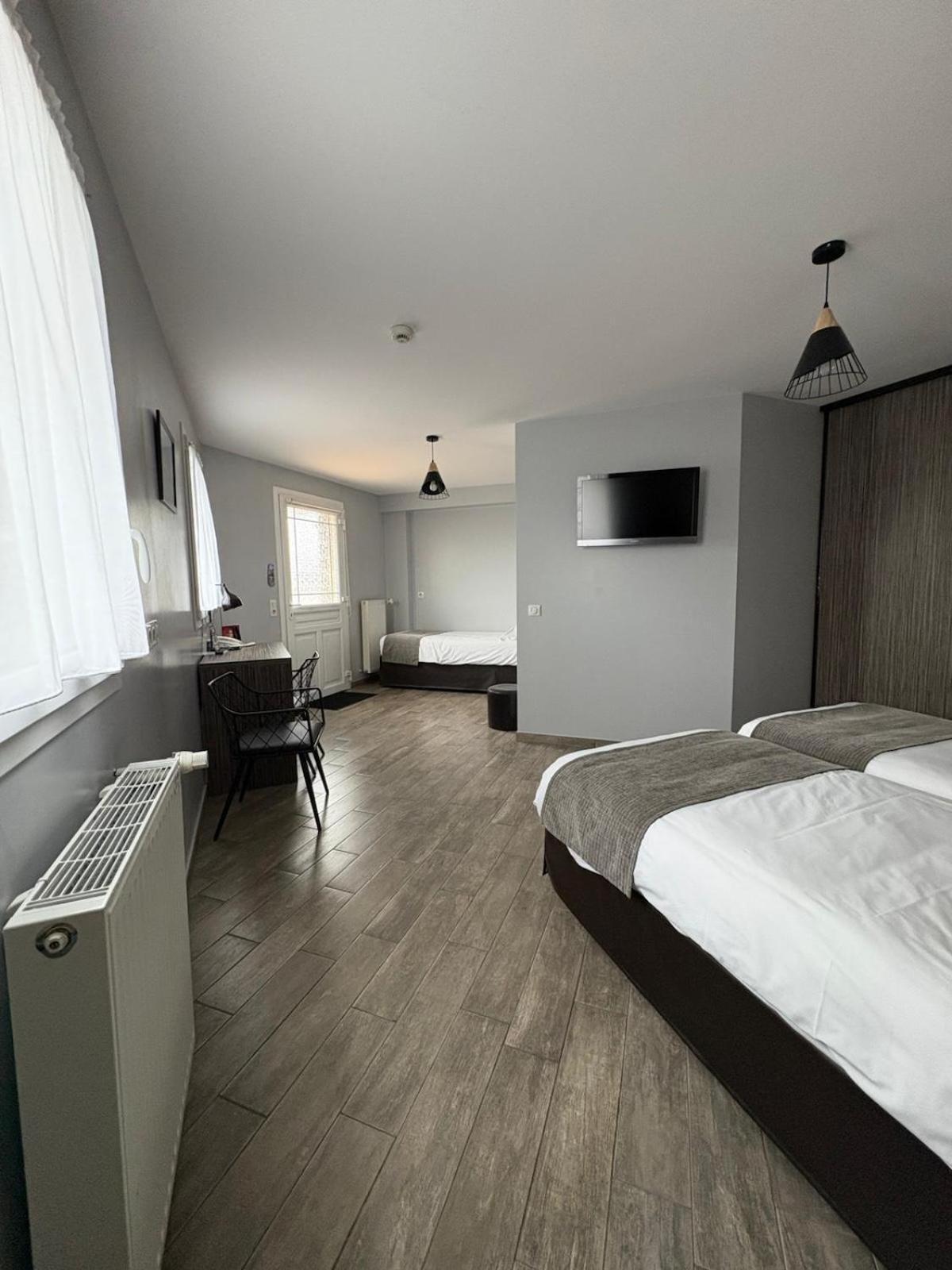 Hotel Restaurant Les 13 Assiettes Le Val-Saint-Pere ภายนอก รูปภาพ