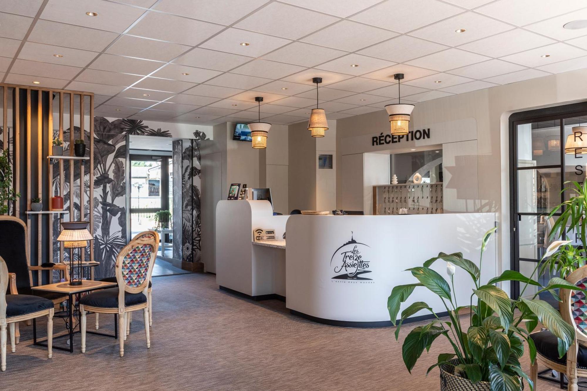 Hotel Restaurant Les 13 Assiettes Le Val-Saint-Pere ภายนอก รูปภาพ