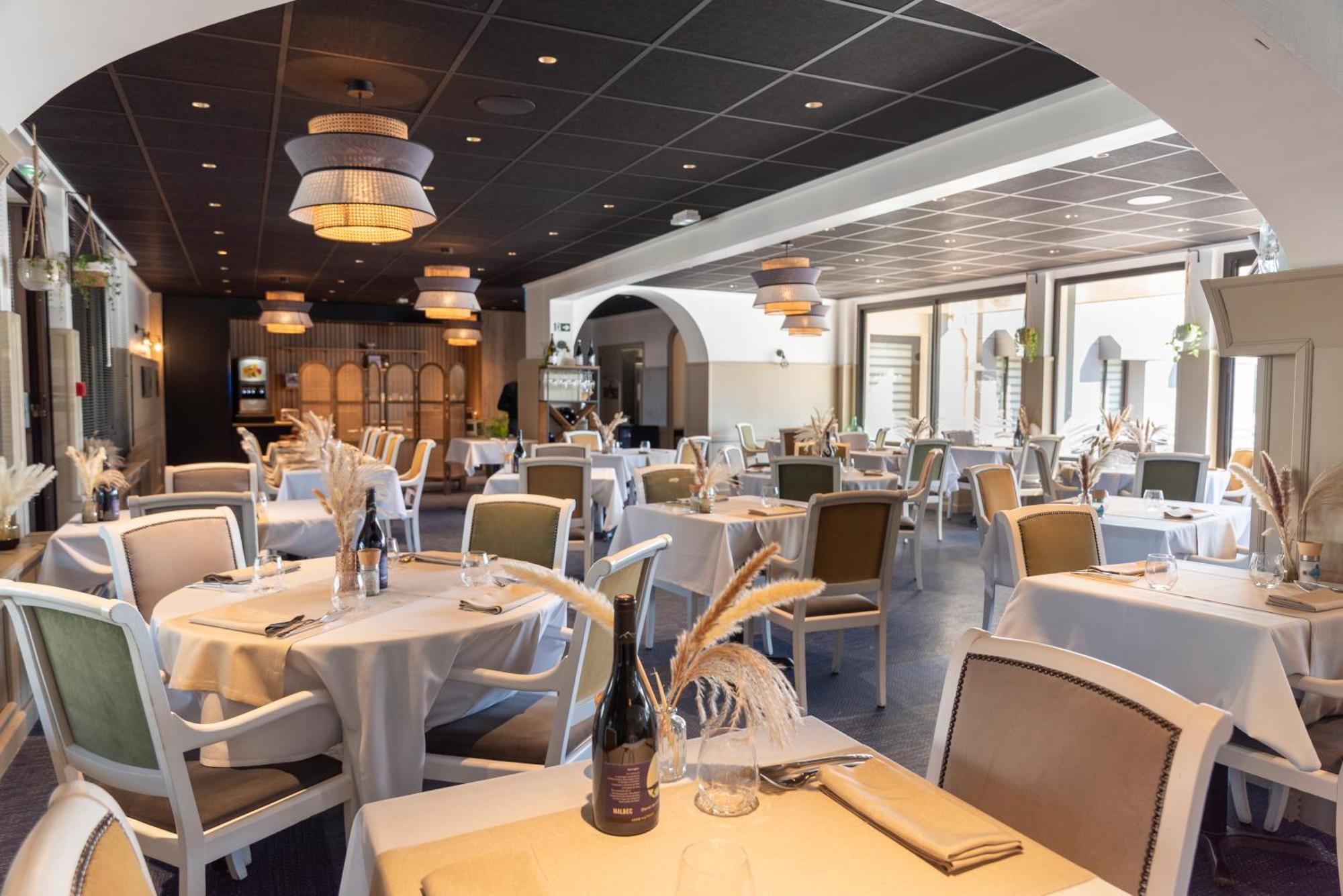 Hotel Restaurant Les 13 Assiettes Le Val-Saint-Pere ภายนอก รูปภาพ
