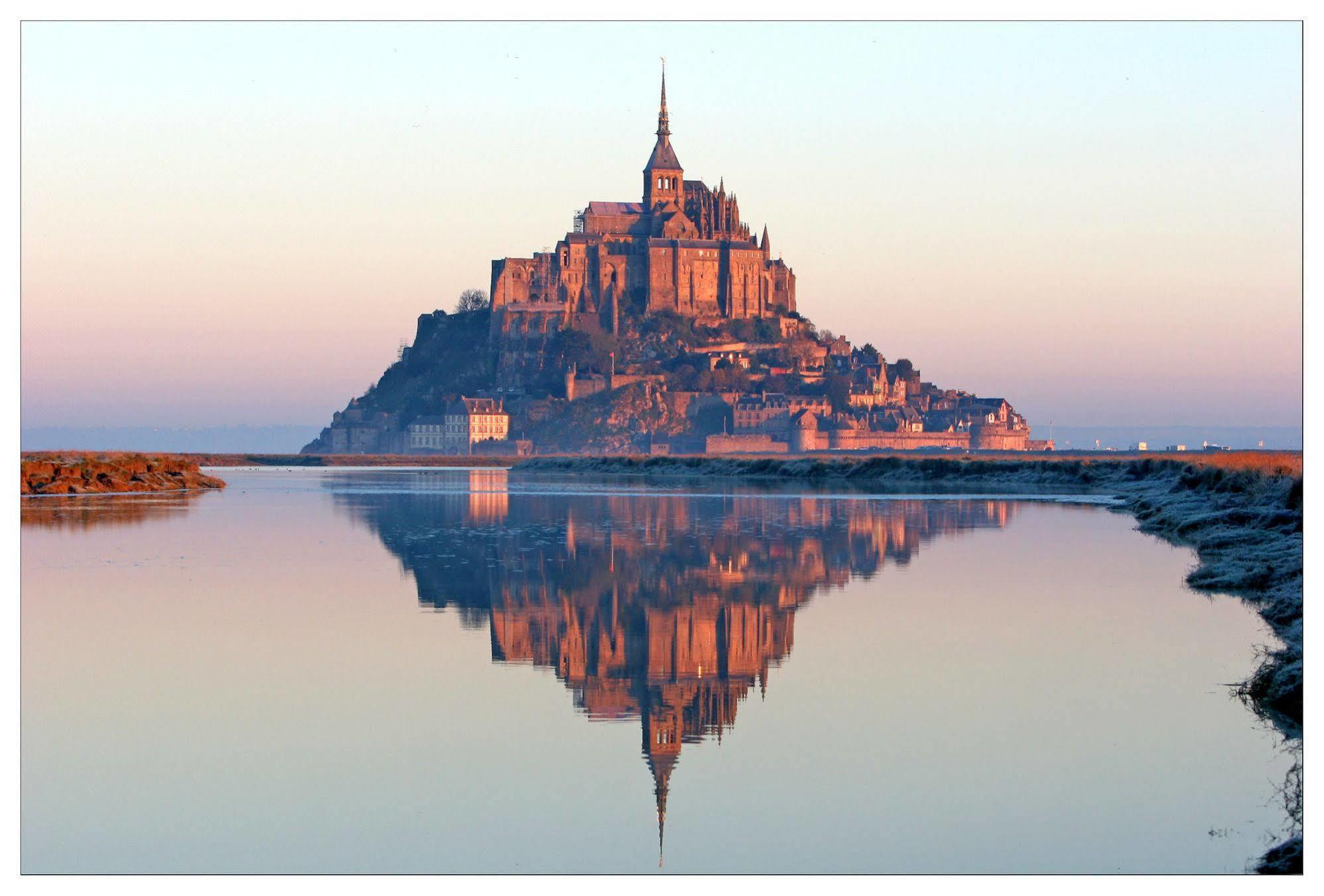 Hotel Restaurant Les 13 Assiettes Le Val-Saint-Pere ภายนอก รูปภาพ