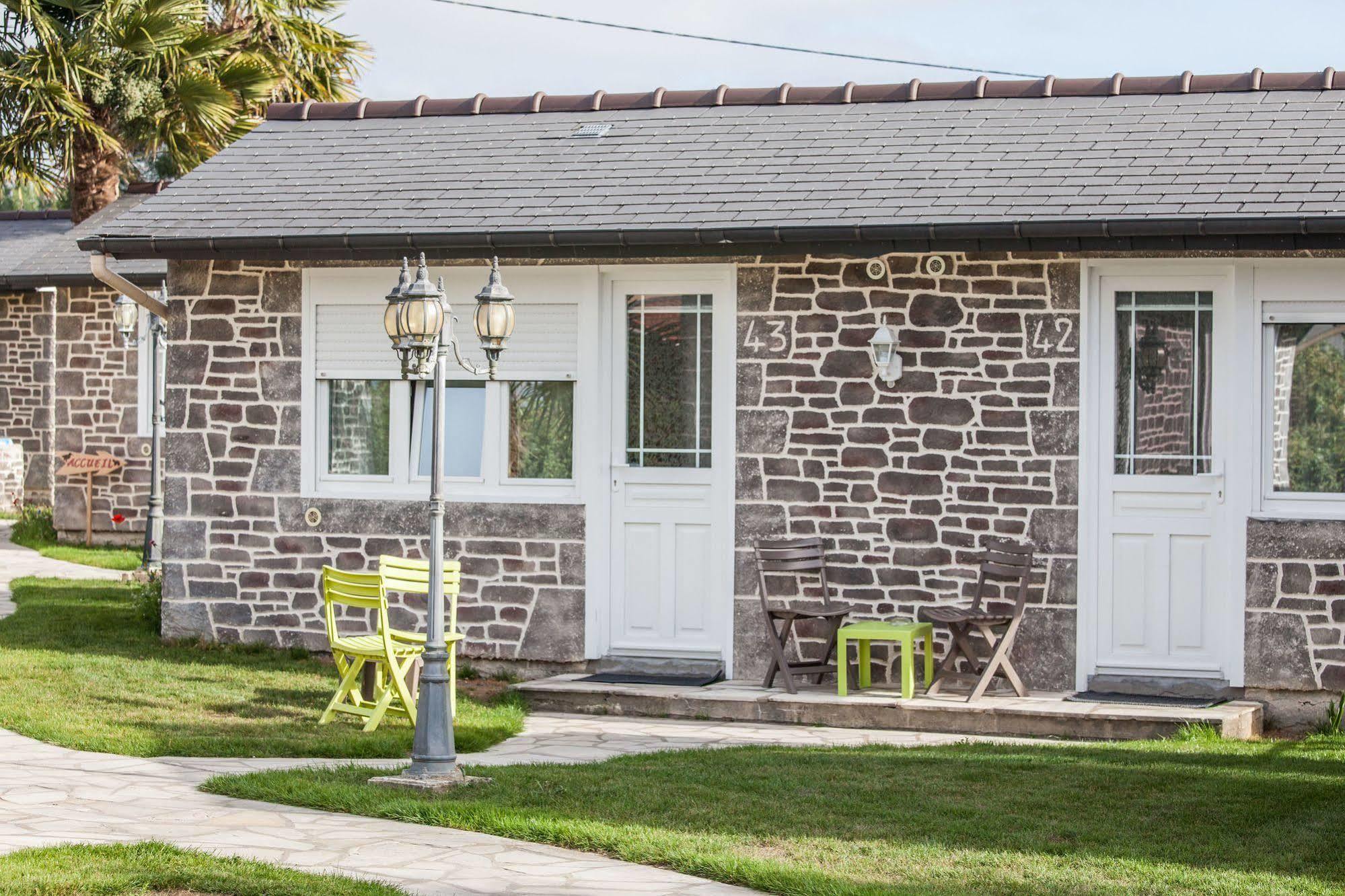 Hotel Restaurant Les 13 Assiettes Le Val-Saint-Pere ภายนอก รูปภาพ