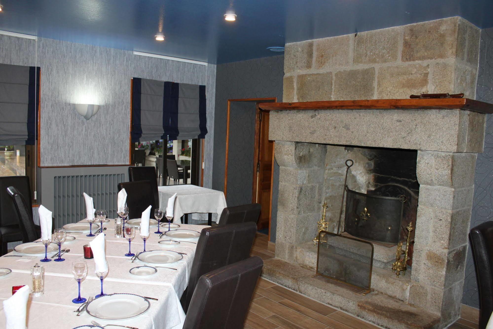 Hotel Restaurant Les 13 Assiettes Le Val-Saint-Pere ภายนอก รูปภาพ