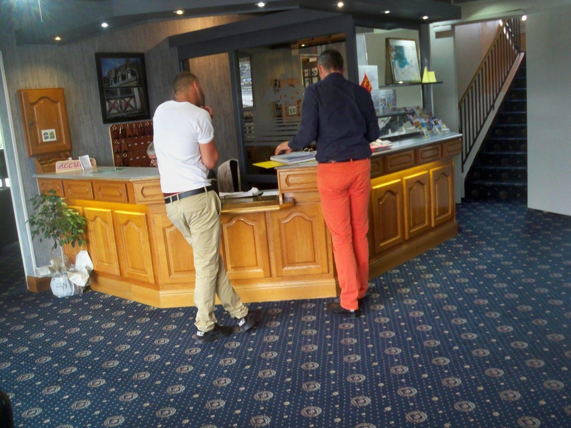 Hotel Restaurant Les 13 Assiettes Le Val-Saint-Pere ภายนอก รูปภาพ