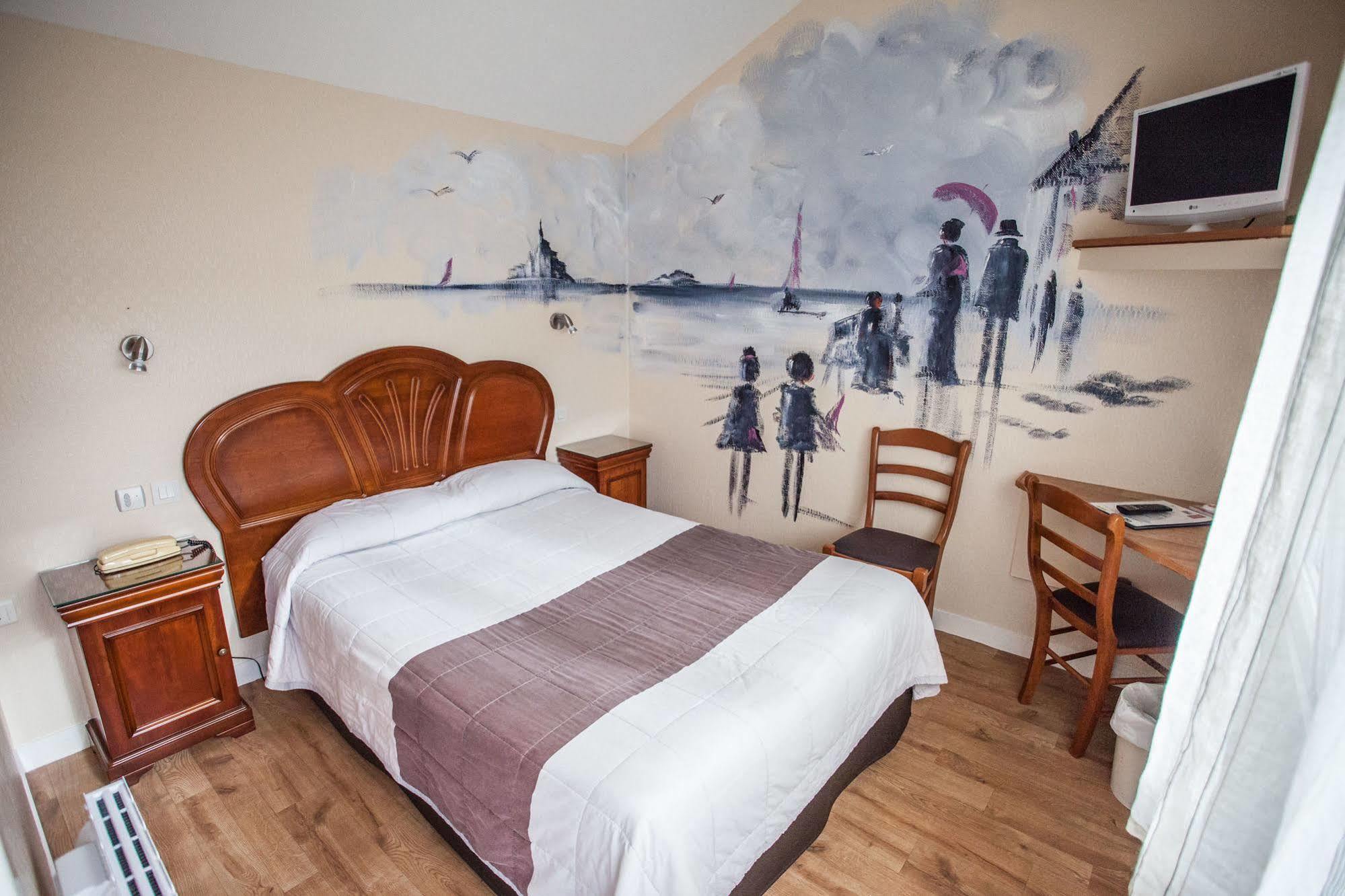 Hotel Restaurant Les 13 Assiettes Le Val-Saint-Pere ภายนอก รูปภาพ