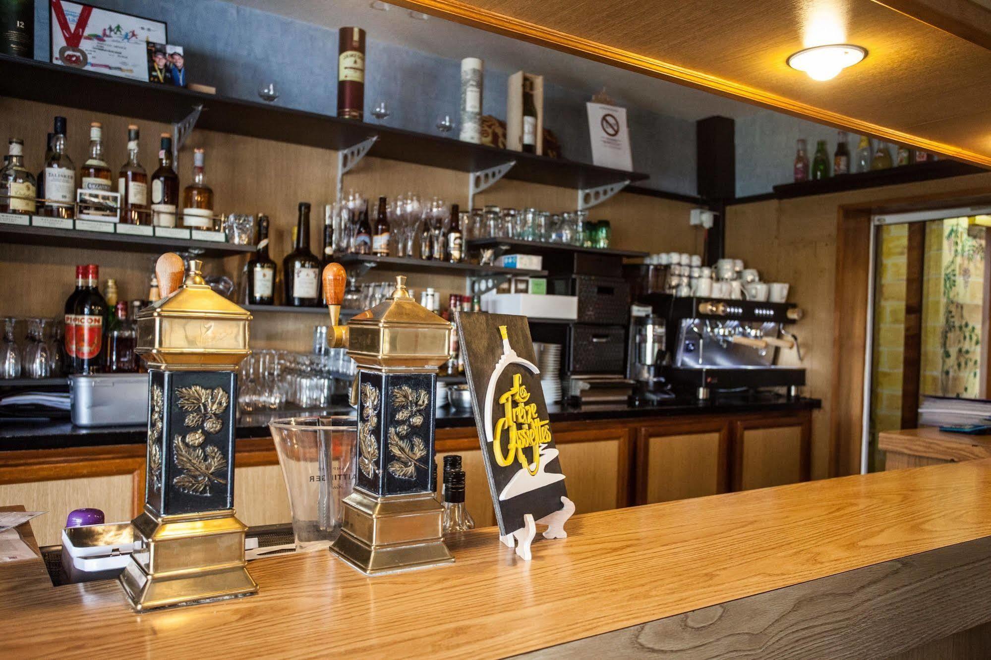 Hotel Restaurant Les 13 Assiettes Le Val-Saint-Pere ภายนอก รูปภาพ