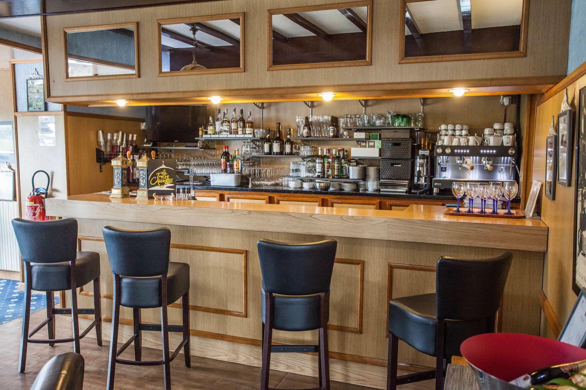 Hotel Restaurant Les 13 Assiettes Le Val-Saint-Pere ภายนอก รูปภาพ