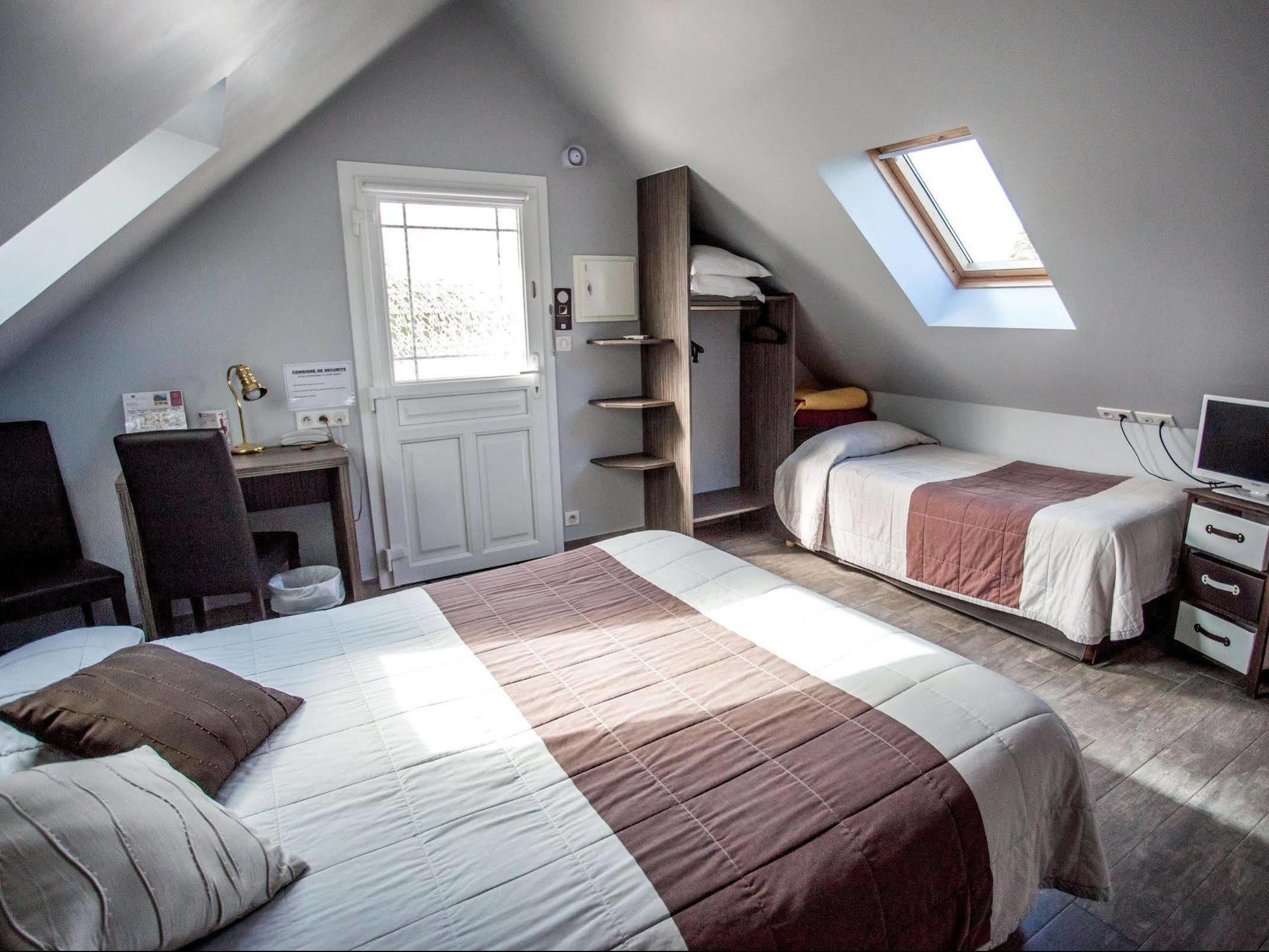 Hotel Restaurant Les 13 Assiettes Le Val-Saint-Pere ภายนอก รูปภาพ
