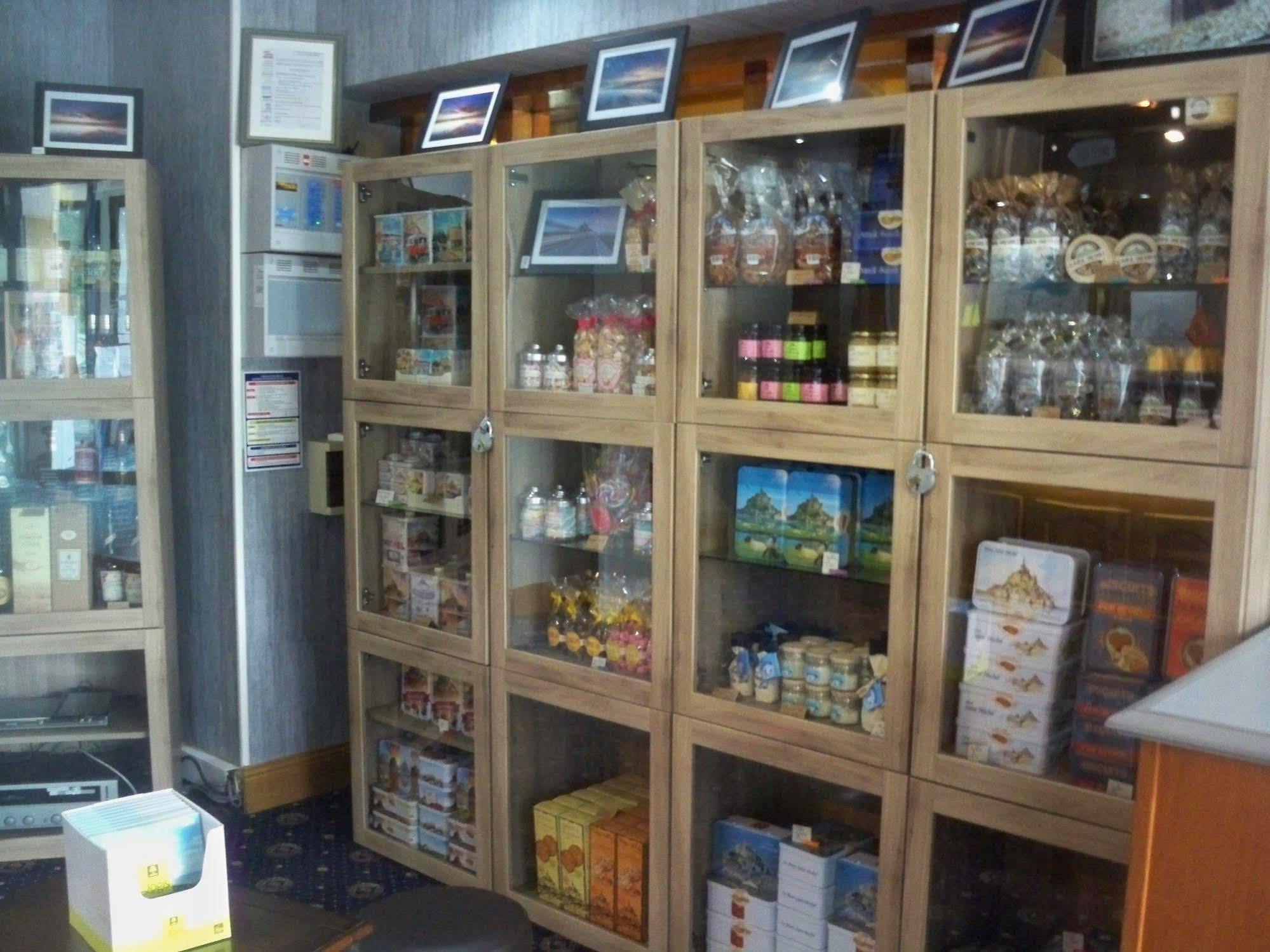 Hotel Restaurant Les 13 Assiettes Le Val-Saint-Pere ภายนอก รูปภาพ