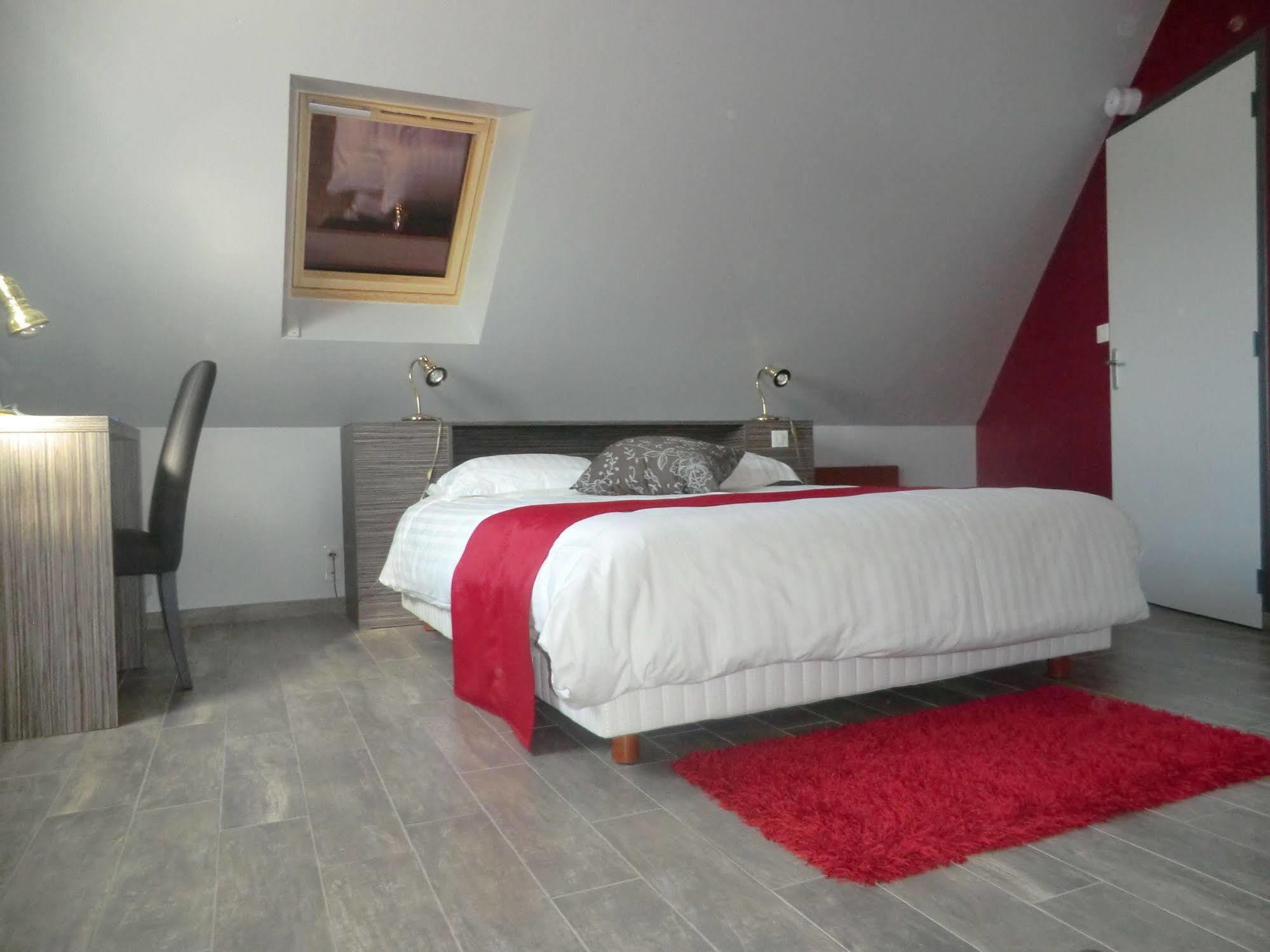 Hotel Restaurant Les 13 Assiettes Le Val-Saint-Pere ภายนอก รูปภาพ