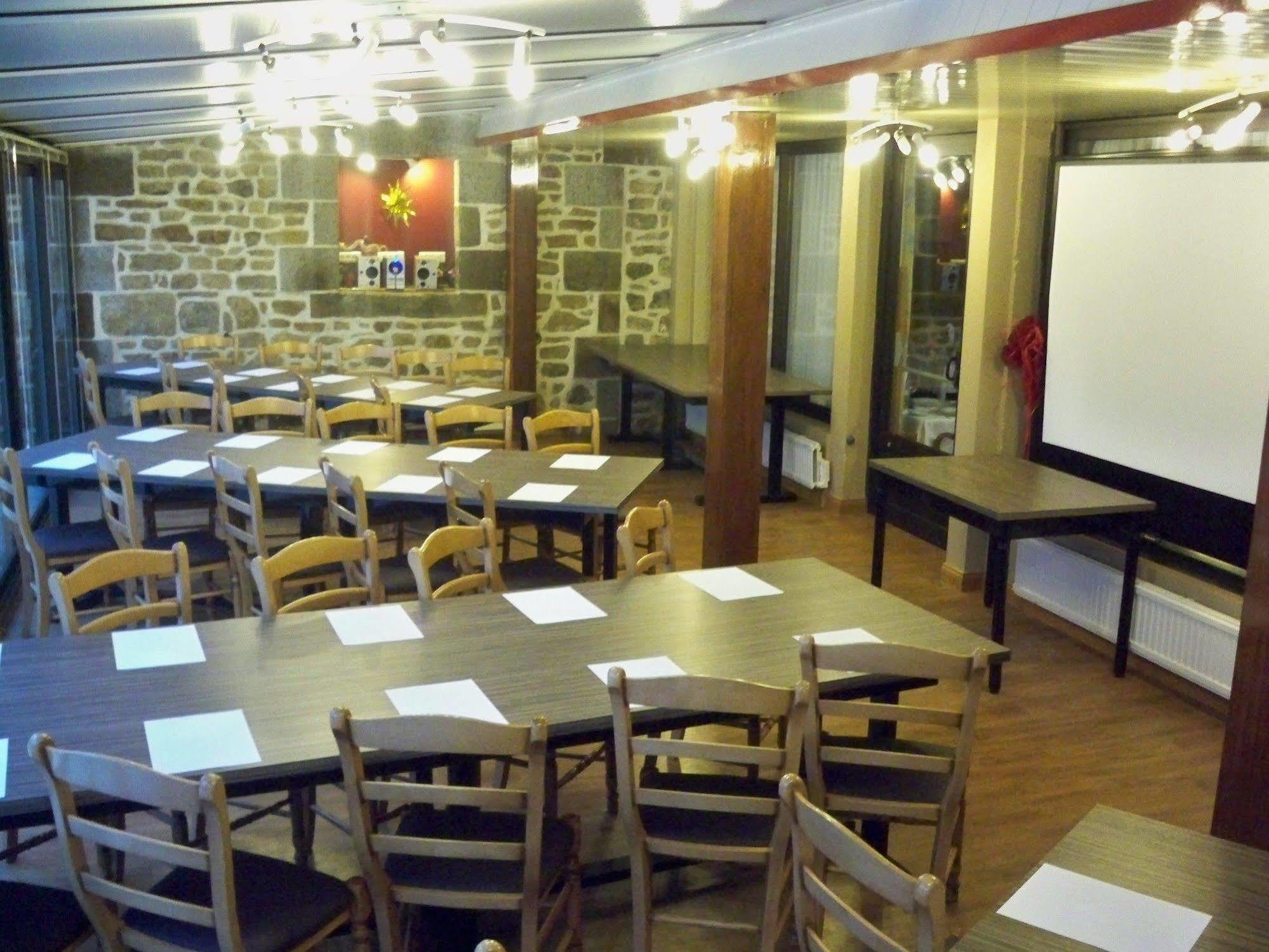 Hotel Restaurant Les 13 Assiettes Le Val-Saint-Pere ภายนอก รูปภาพ