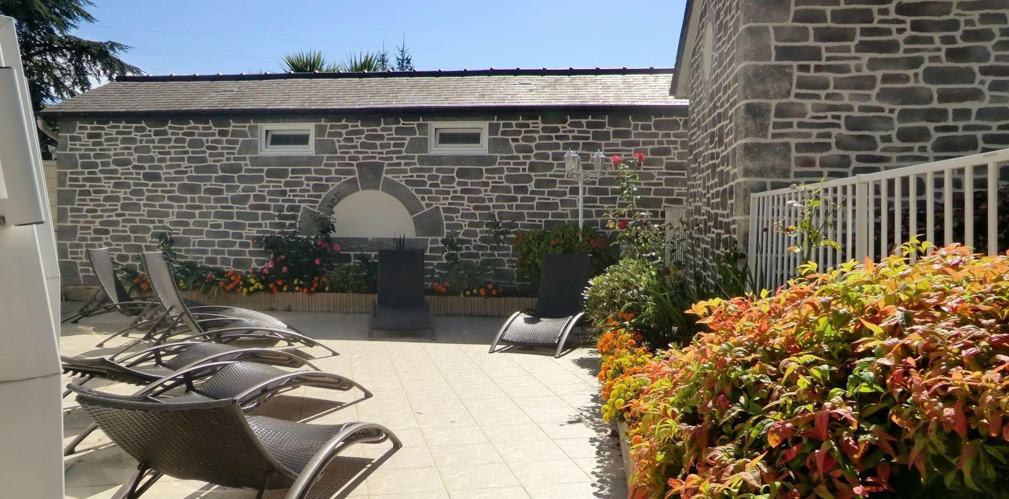 Hotel Restaurant Les 13 Assiettes Le Val-Saint-Pere ภายนอก รูปภาพ