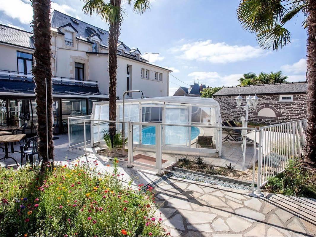 Hotel Restaurant Les 13 Assiettes Le Val-Saint-Pere ภายนอก รูปภาพ