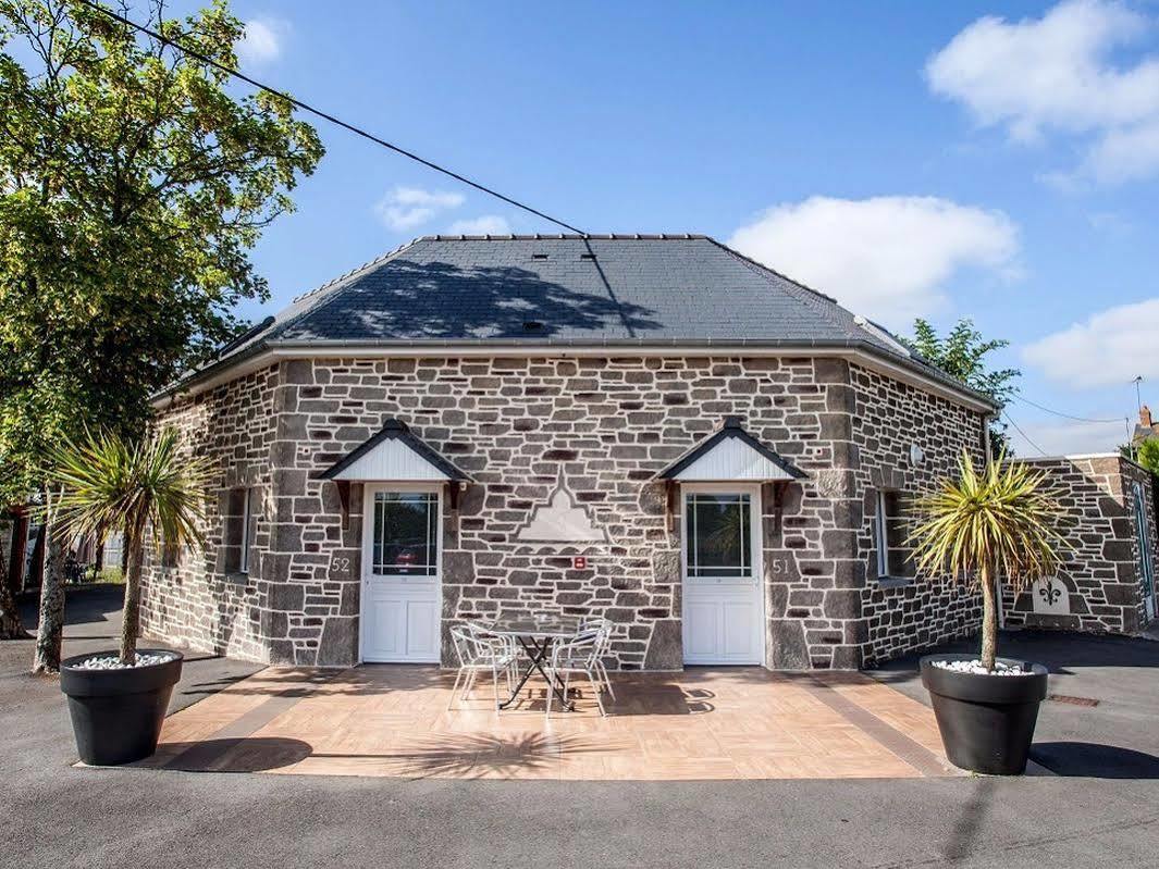 Hotel Restaurant Les 13 Assiettes Le Val-Saint-Pere ภายนอก รูปภาพ